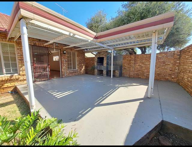 3 BEDROOM TOWNHOUSE FOR SALE IN ROOIHUISKRAAL NORTH